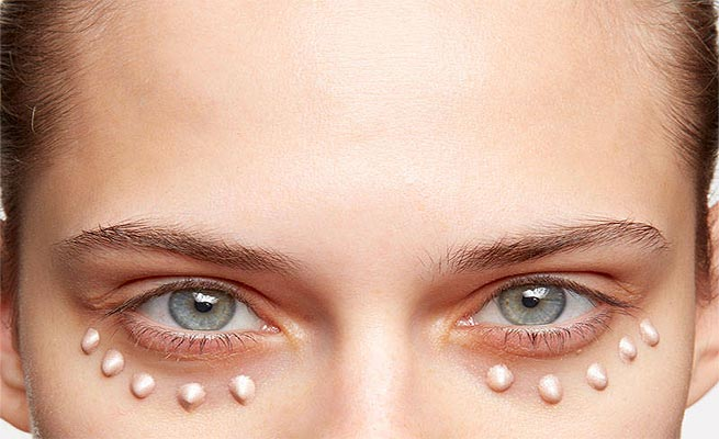استفاده از کرم دور چشم برای کاهش پف زیر چشم	