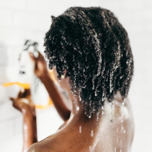 شستشو موهای مجعد از مراحل مهم مراقبت از مو	